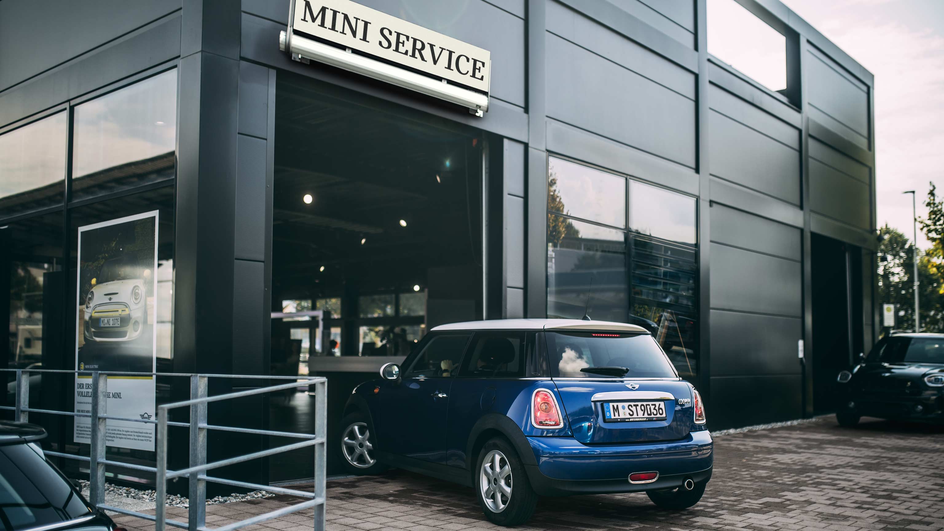 MINI servis - 3-dverový hatchback vchádza do servisnej haly